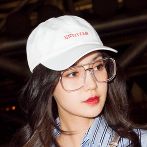 Őszi-téli női sapka hímzéssel és napellenzővel