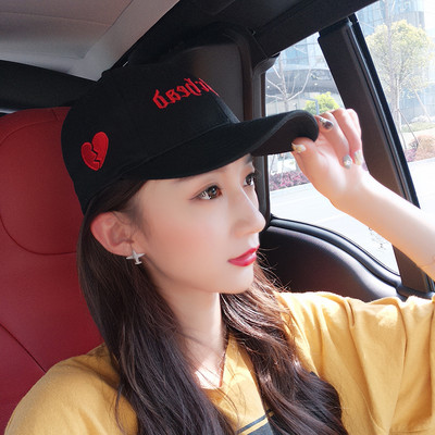 Őszi-téli női sapka hímzéssel és napellenzővel