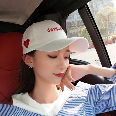 Őszi-téli női sapka hímzéssel és napellenzővel