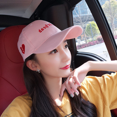 Őszi-téli női sapka hímzéssel és napellenzővel