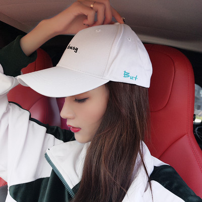 Őszi-téli női sapka hímzéssel és napellenzővel