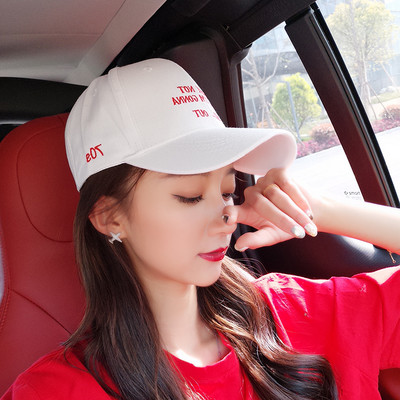 Őszi-téli női sapka hímzéssel és napellenzővel