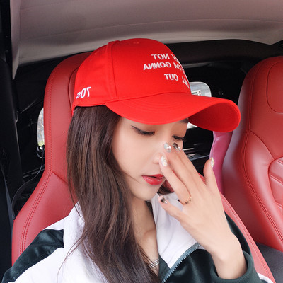 Őszi-téli női sapka hímzéssel és napellenzővel