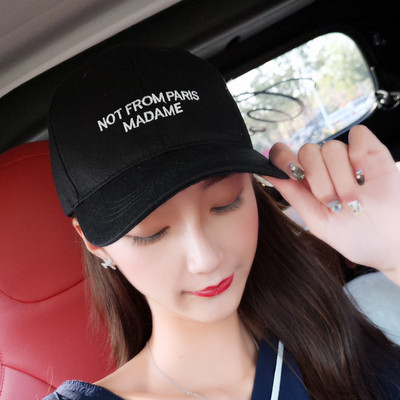 Őszi-téli női sapka hímzéssel és napellenzővel