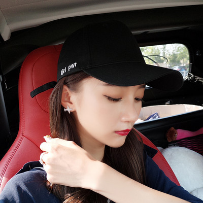 Őszi-téli női sapka hímzéssel és napellenzővel