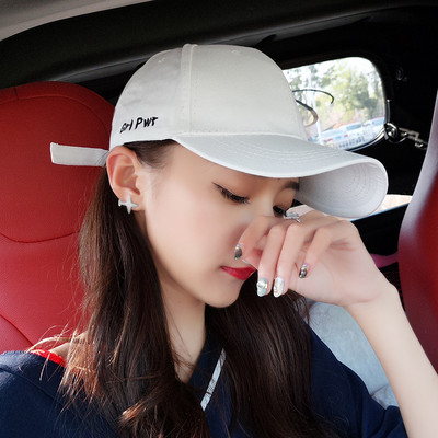 Őszi-téli női sapka hímzéssel és napellenzővel