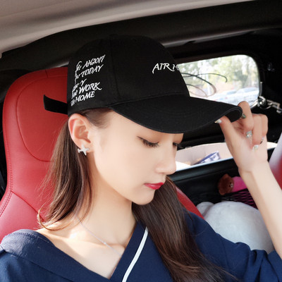 Őszi-téli női sapka hímzéssel és napellenzővel