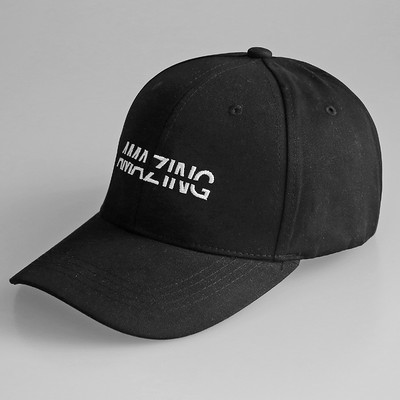 Őszi-téli női sapka hímzéssel és napellenzővel