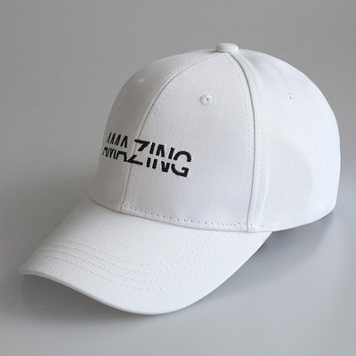 Őszi-téli női sapka hímzéssel és napellenzővel