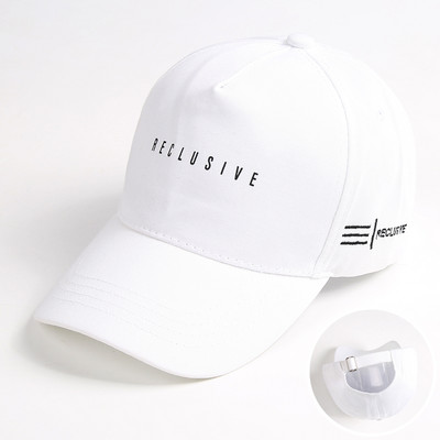 Őszi-téli női sapka hímzéssel és napellenzővel