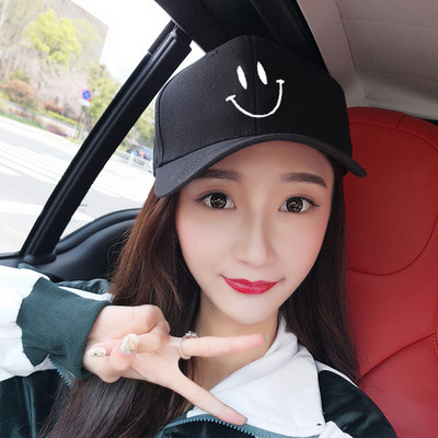 Őszi-téli női sapka hímzéssel és napellenzővel