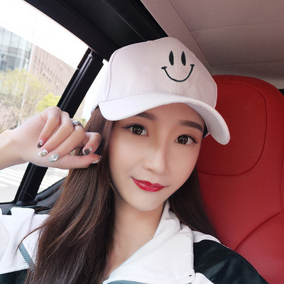 Őszi-téli női sapka hímzéssel és napellenzővel