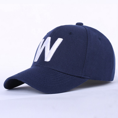 Őszi-téli női sapka hímzéssel és napellenzővel