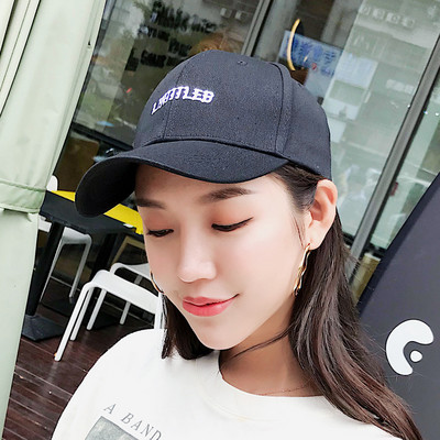 Őszi-téli női sapka hímzéssel és napellenzővel