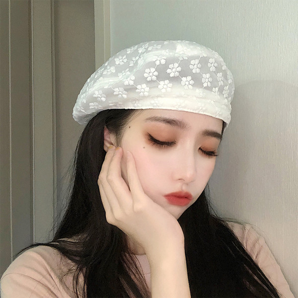 Modern női barett típusú sapka virágos motívumokkal