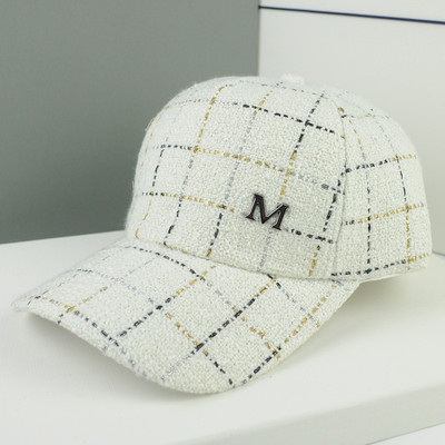 Modern női sapka napellenzővel és fém elemmel