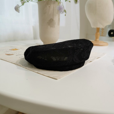 Μοντέρνο γυναικείο καπέλο μπερέ από δαντέλα