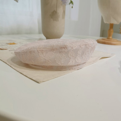 Μοντέρνο γυναικείο καπέλο μπερέ από δαντέλα