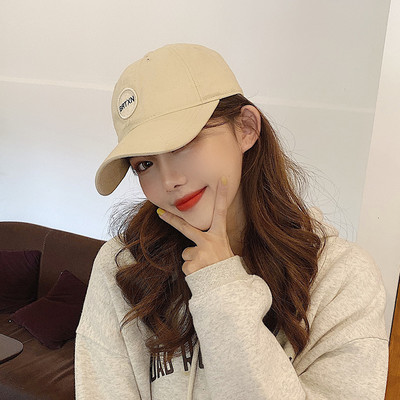 Új modell női sapka - hímzéssel és napellenzővel