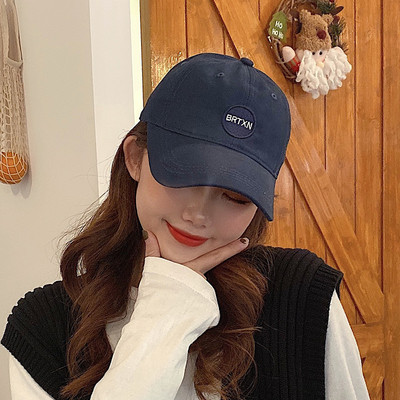 Új modell női sapka - hímzéssel és napellenzővel