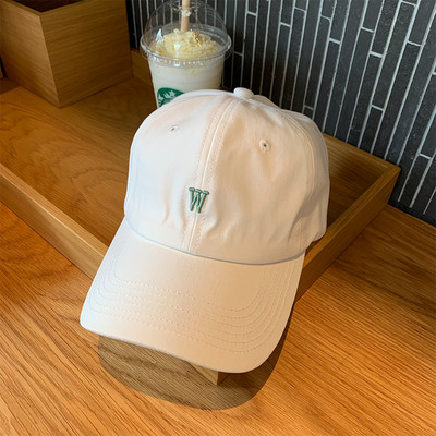 Új modell női sapka - hímzéssel és napellenzővel