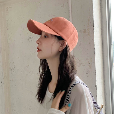 Új modell női sapka - hímzéssel és napellenzővel