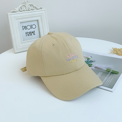 Új modell női sapka - hímzéssel és napellenzővel