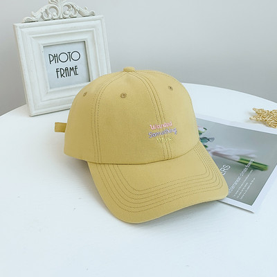 Új modell női sapka - hímzéssel és napellenzővel