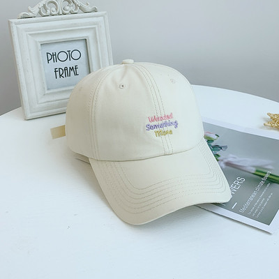 Új modell női sapka - hímzéssel és napellenzővel