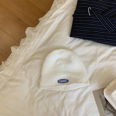 Γυναικείο καπέλο με έμβλημα