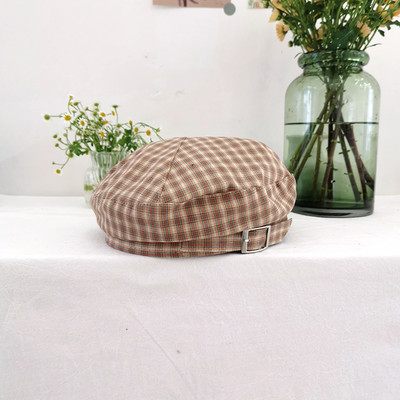 Kockás női beret fém csattal