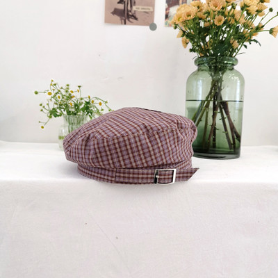 Kockás női beret fém csattal