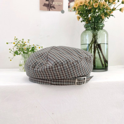 Kockás női beret fém csattal