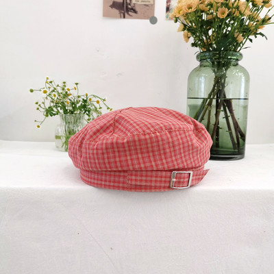 Kockás női beret fém csattal