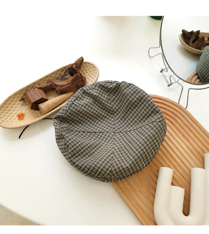 Kockás női beret fém csattal