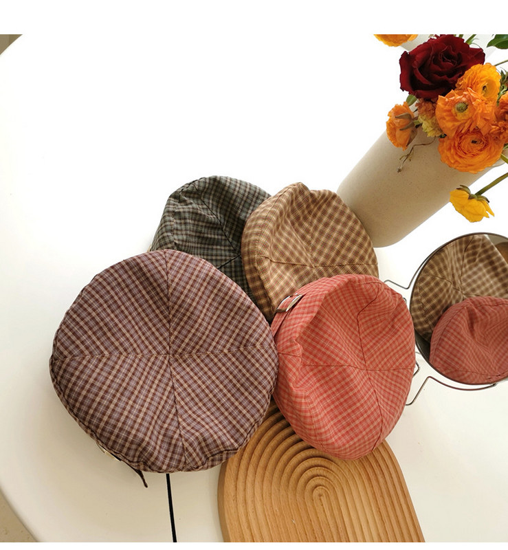 Kockás női beret fém csattal