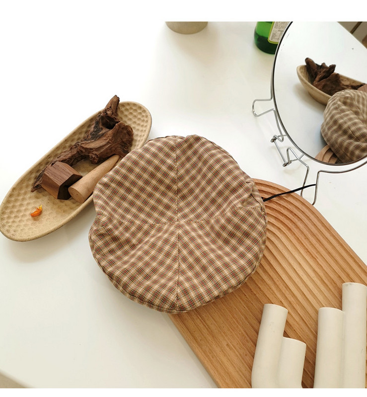 Kockás női beret fém csattal