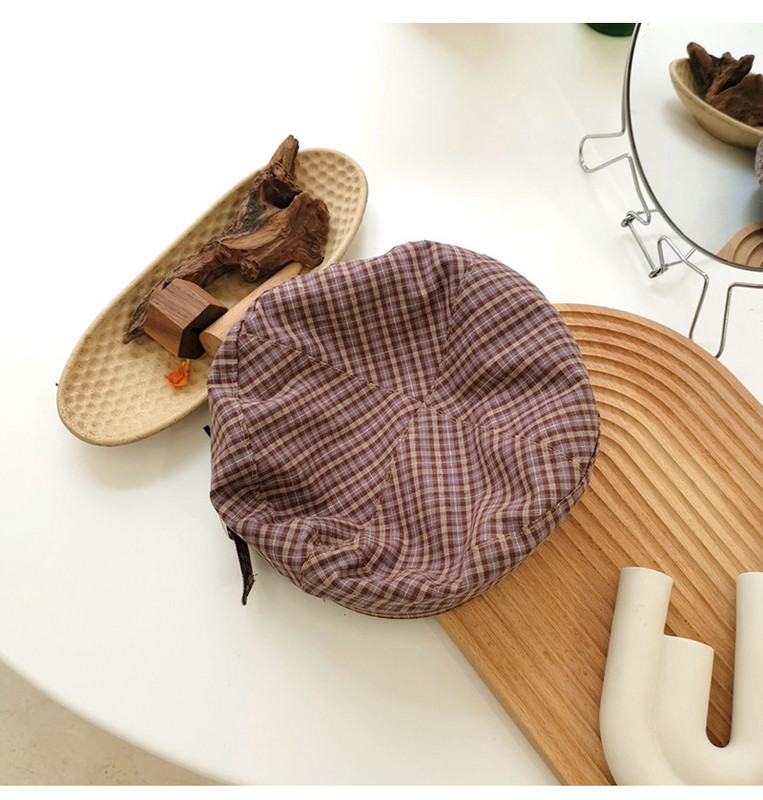 Kockás női beret fém csattal