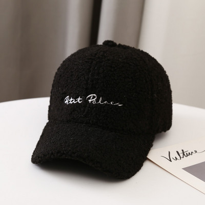 Ženska kapa s vezom i šilterom