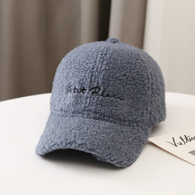 Ženska kapa s vezom i šilterom