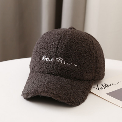 Ženska kapa s vezom i šilterom