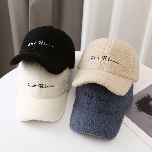 Ženska kapa s vezom i šilterom