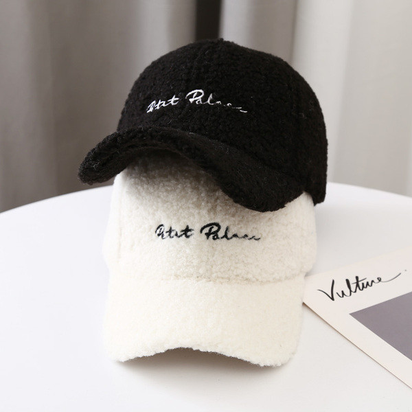 Ženska kapa s vezom i šilterom