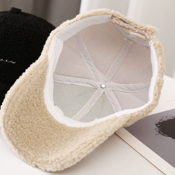 Ženska kapa s vezom i šilterom