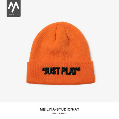 Svakodnevna ženska kapa sa vezenim natpisom