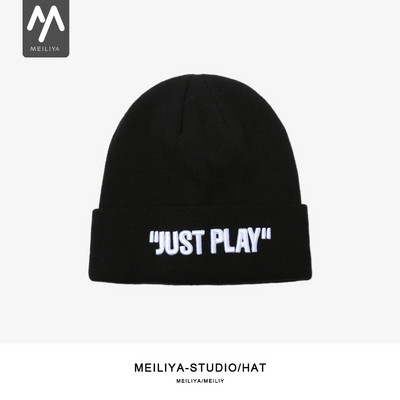 Svakodnevna ženska kapa sa vezenim natpisom