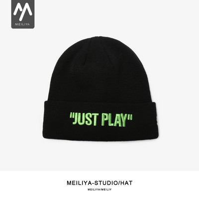 Svakodnevna ženska kapa sa vezenim natpisom