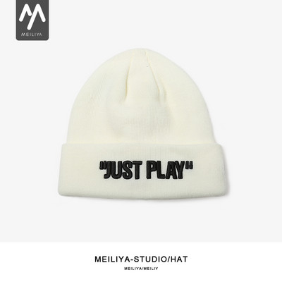 Svakodnevna ženska kapa sa vezenim natpisom