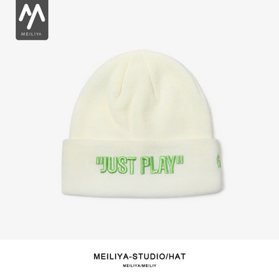 Svakodnevna ženska kapa sa vezenim natpisom