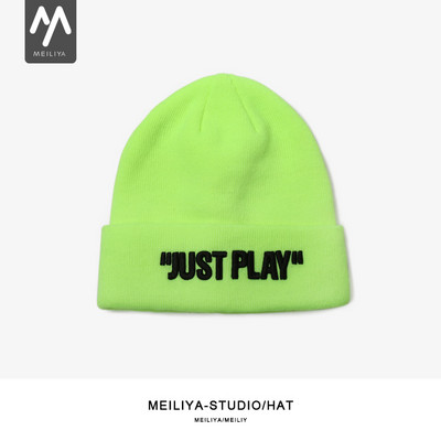 Svakodnevna ženska kapa sa vezenim natpisom